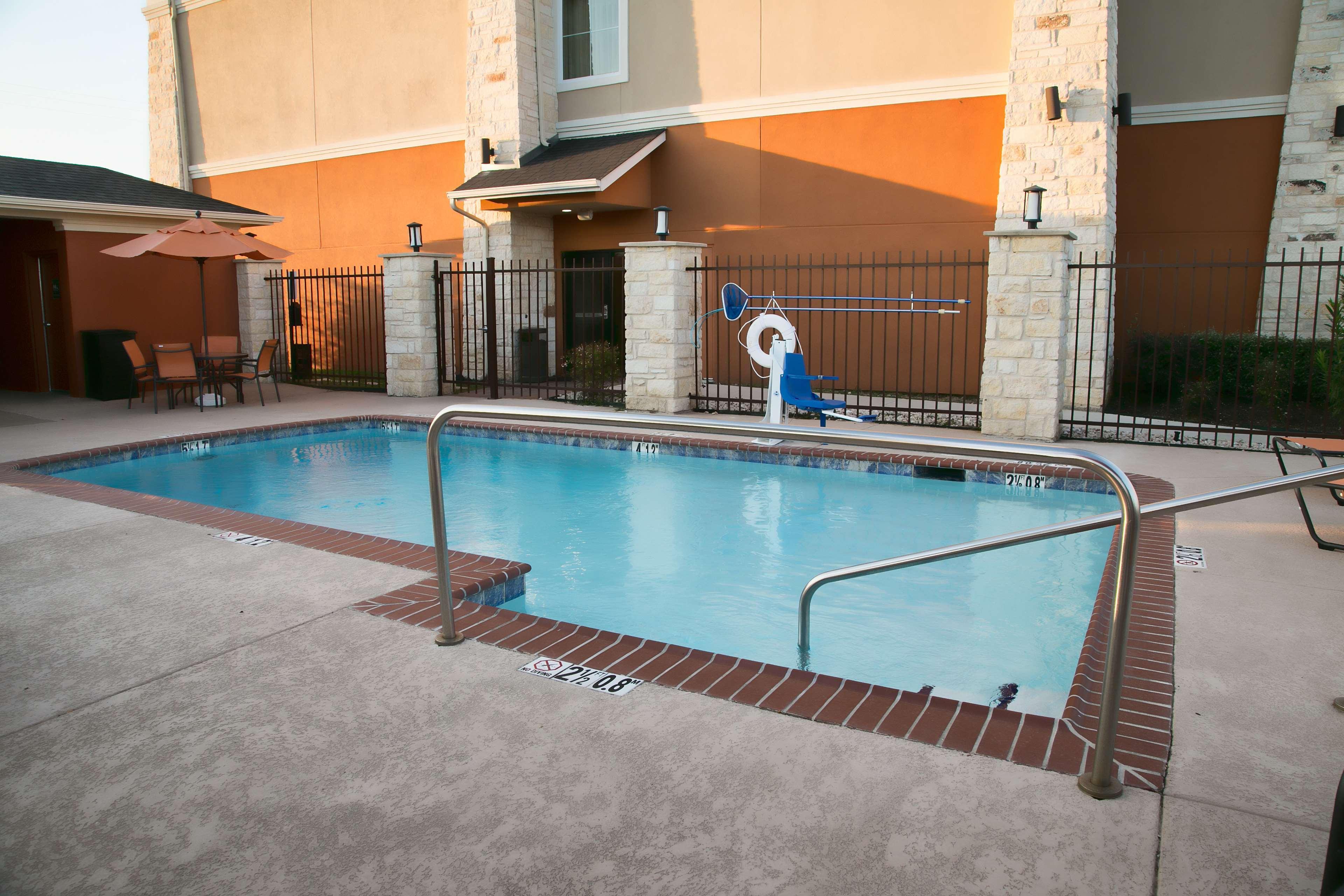 Best Western Plus Longhorn Inn & Suites Luling Esterno foto