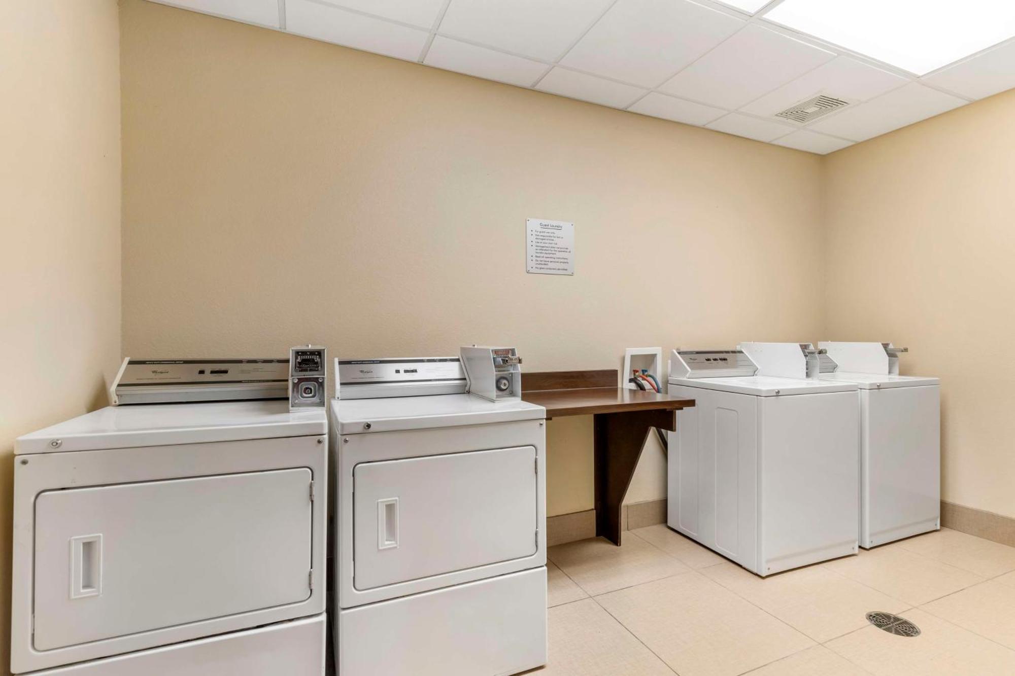 Best Western Plus Longhorn Inn & Suites Luling Esterno foto